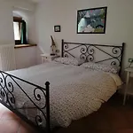 Konukevi Vers Le Bois *