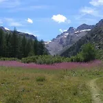 Konukevi Vers Le Bois *